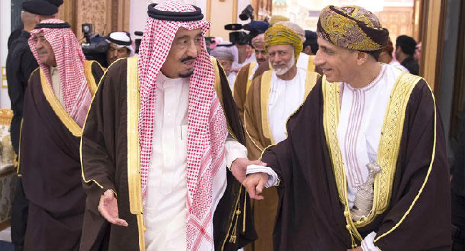 خادم الحرمين يستقبل نائب رئيس وزراء عمُان ويستعرض معه العلاقات الثنائية