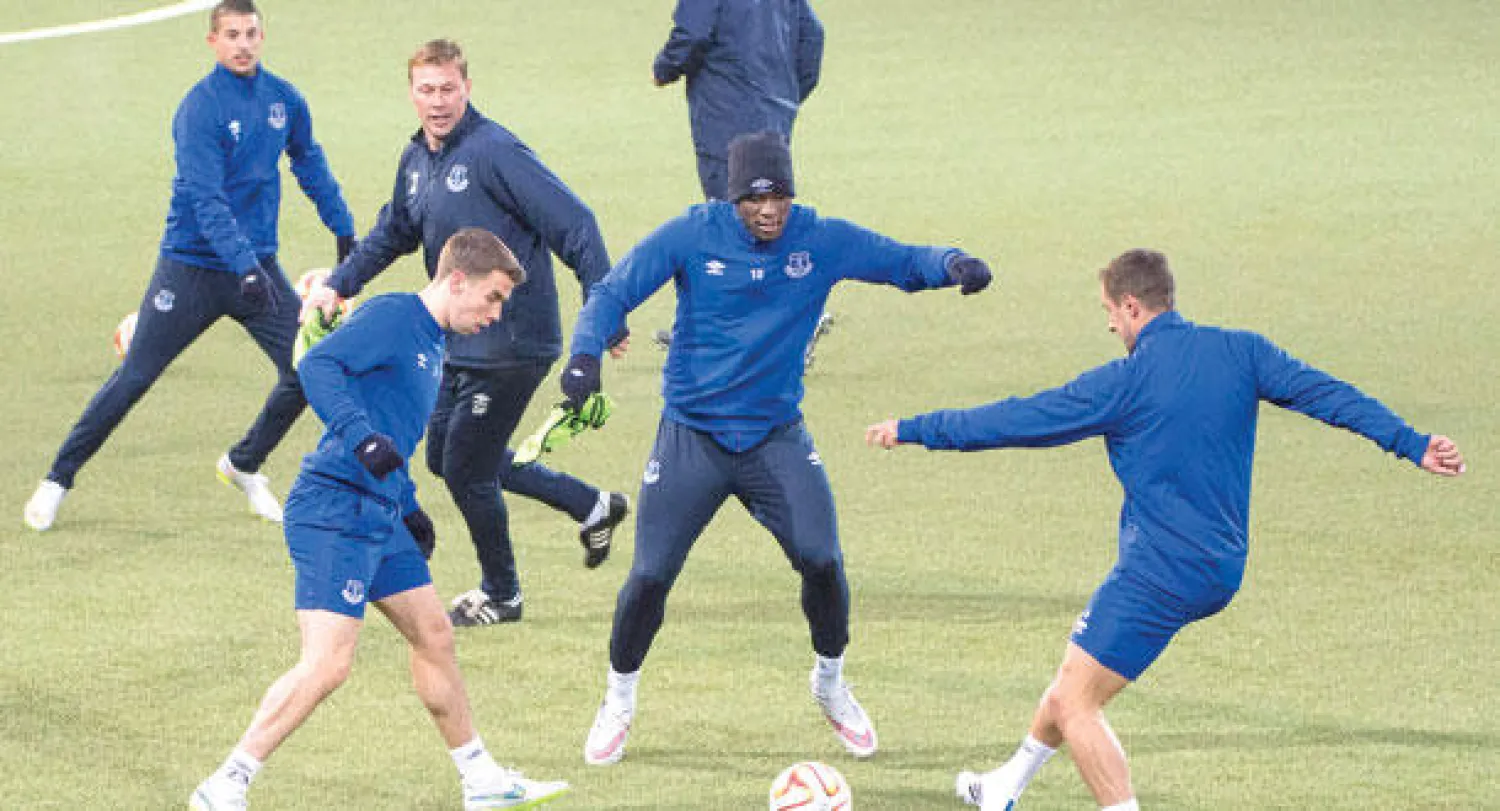 لوكاكو صاحب ثلاثية الذهاب (وسط) في تدريبات إيفرتون (أ.ب)