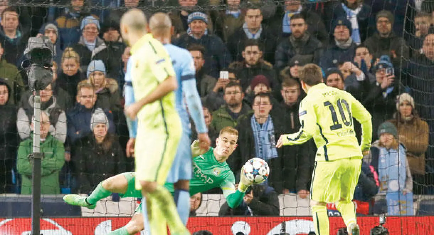 هارت حارس مانشستر سيتي يتصدى لركلة الجزاء التي سددها ميسي نجم برشلونة ليبقي على الأمل الضعيف لفريقه (رويترز)