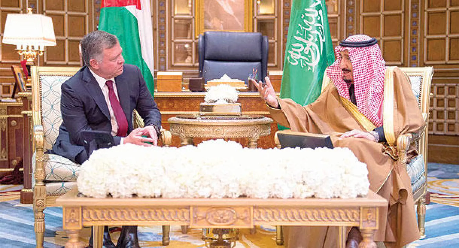 خادم الحرمين الشريفين والملك عبد الله الثاني خلال جلسة المباحثات في الرياض أمس (واس)