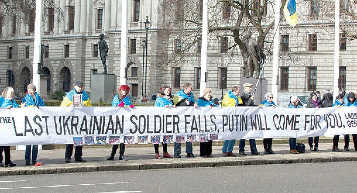 أوكرانيون متظاهرون يطالبون بجهود غربية أكبر ضد روسيا تظاهروا خارج قصر وستمنستر أمس رافعين لافتة كتبوا عليها «بعد سقوط آخر جندي أوكراني سيأتي بوتين إليكم» في لندن (أ.ب)