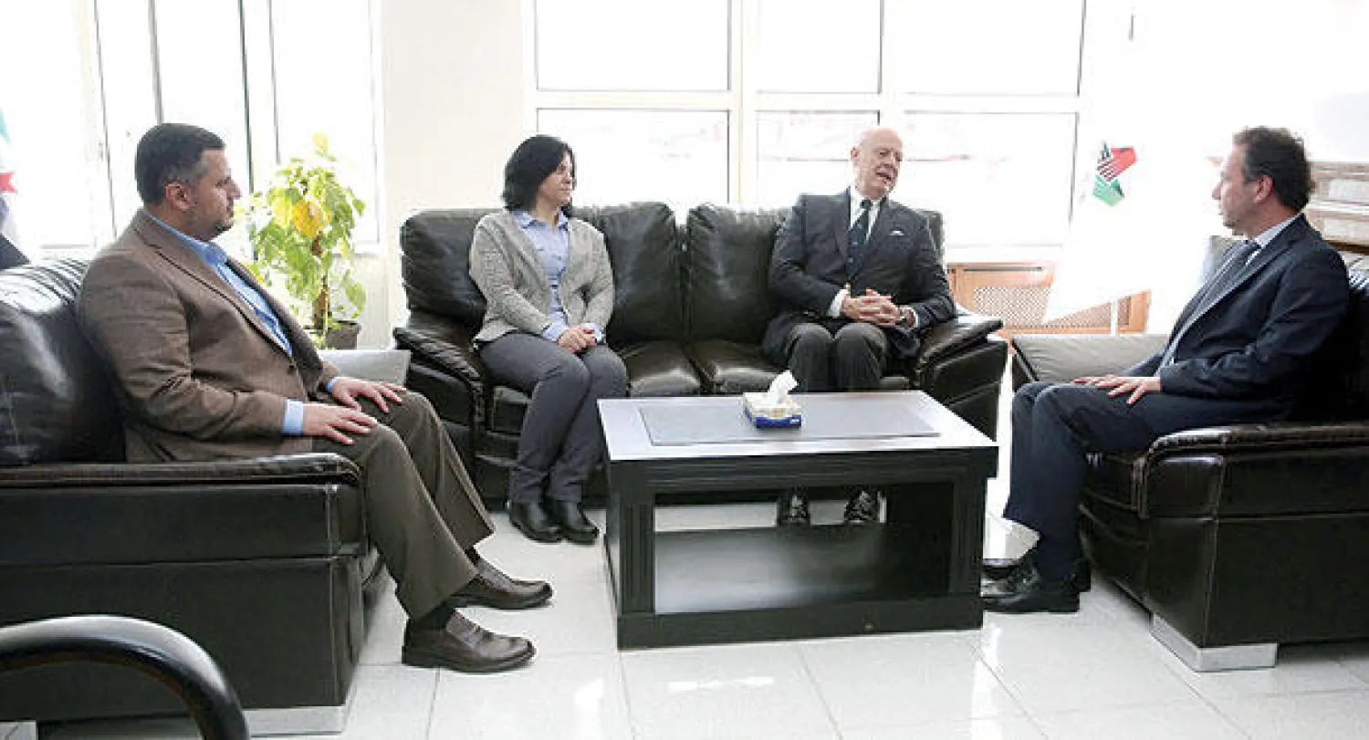 لقاء الائتلاف مع المبعوث الدولي دي ميستورا أمس، ويبدو من اليمين الرئيس خالد خوجة،  ومن اليسار محمد يحيى مكتبي الأمين العام، ونائبه الرئيس نغم الغادري (موقع الائتلاف)