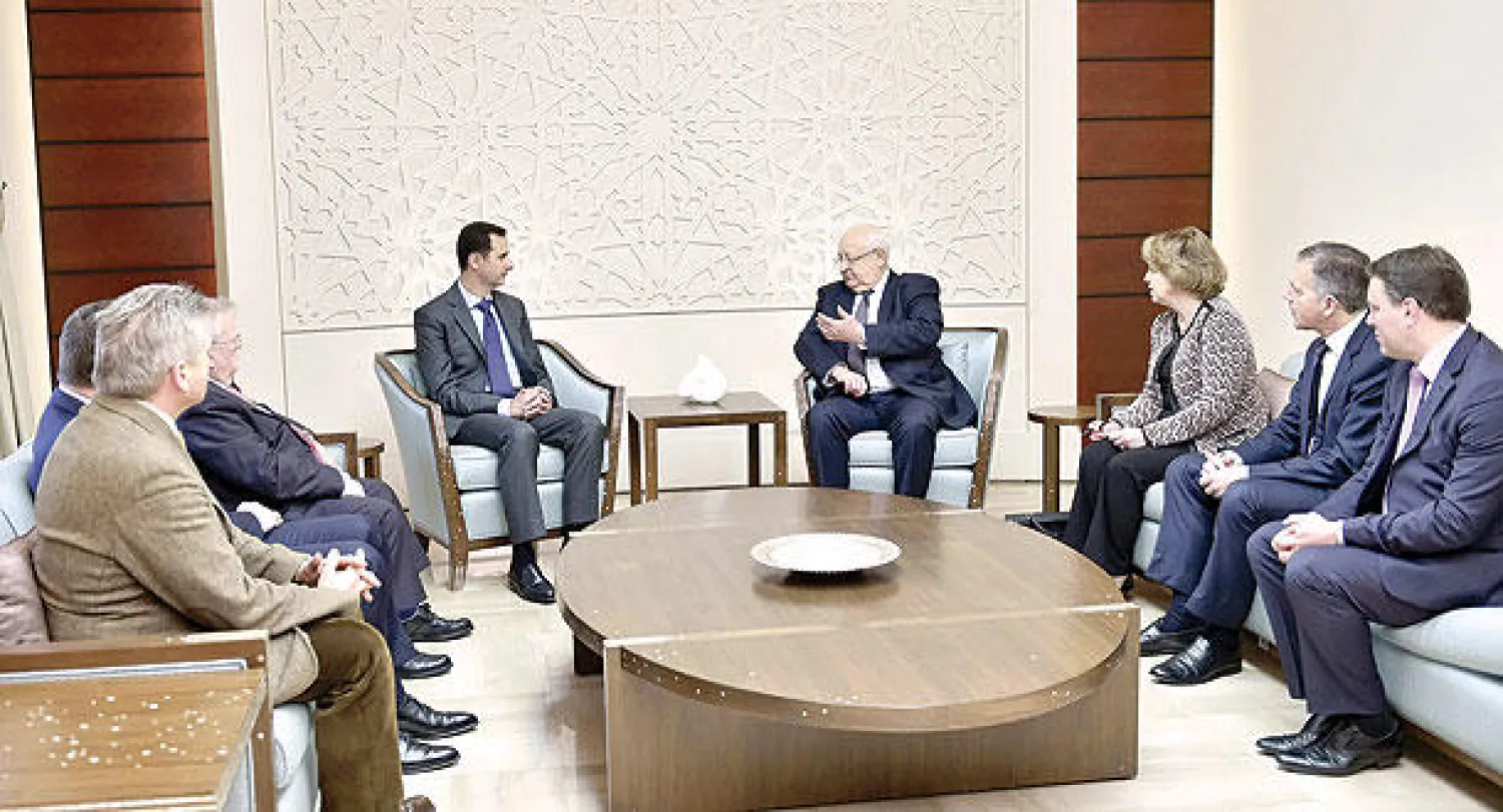 صورة بثتها وكالة «سانا» الرسمية لبشار الأسد أثناء استقباله البرلمانيين الفرنسيين (أ.ف.ب)