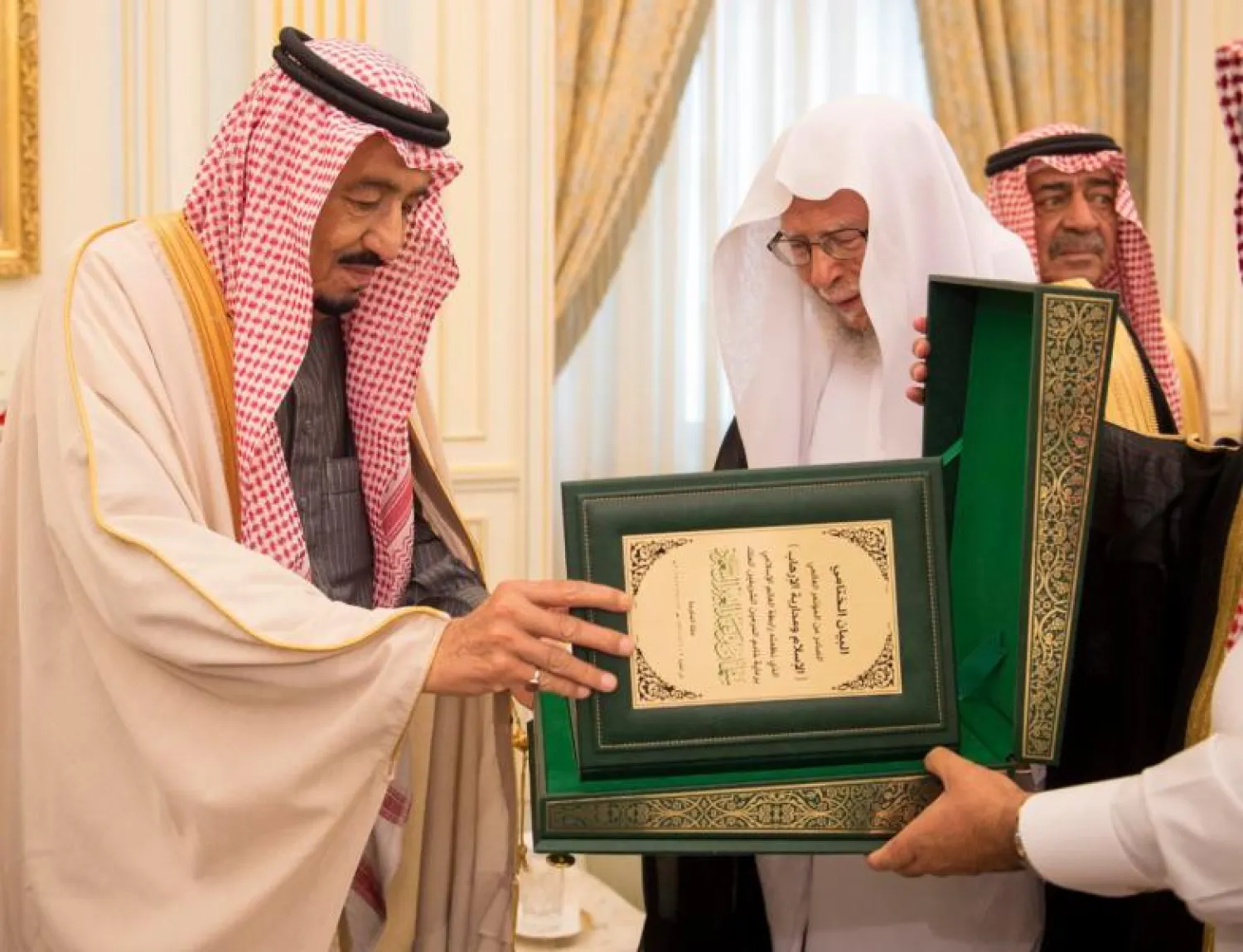 خادم الحرمين الشريفين: التعصب والتشدد يسيء للإسلام