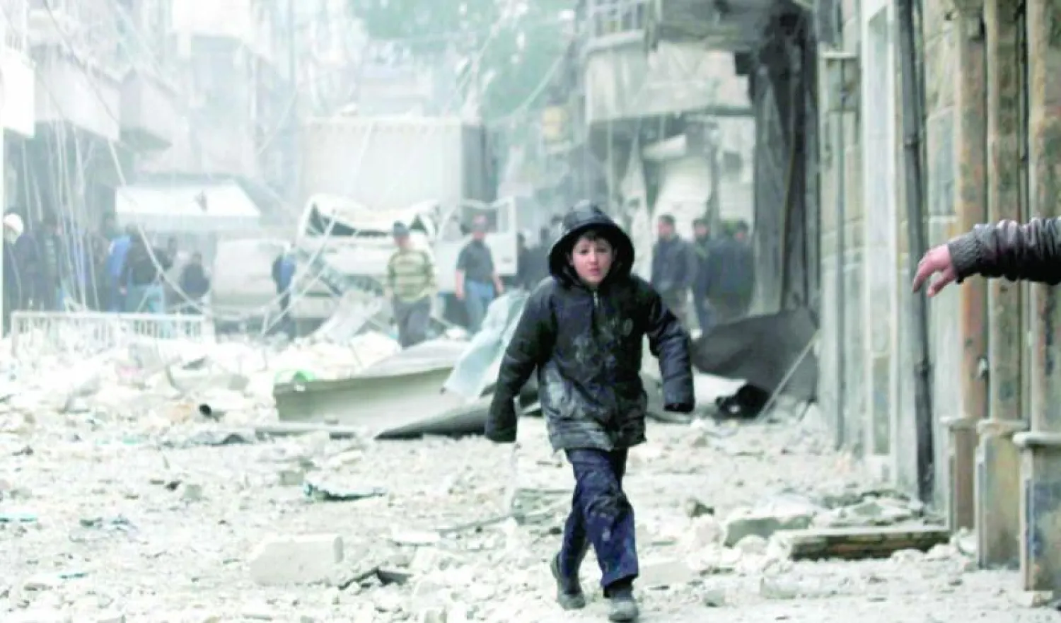 طفل يعبر حي الشعار بمدينة حلب التي استهدفها النظام أمس ببرميلين متفجرين (رويترز)