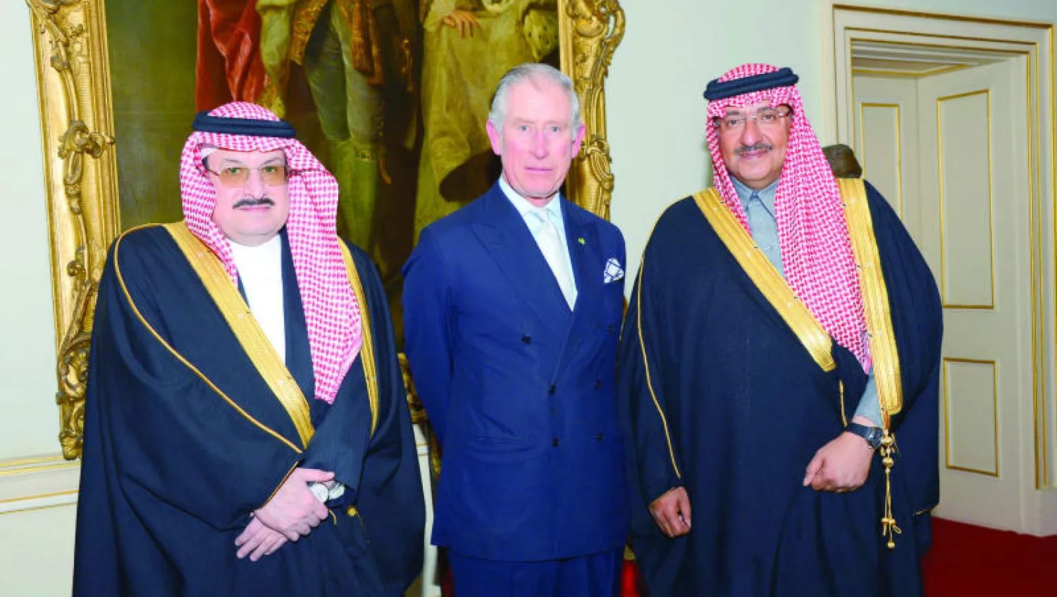 ولي ولي العهد السعودي وإلى جواره ولي عهد بريطانيا خلال مأدبة العشاء التي أقامها تكريما له ويظهر سفير السعودية لدى بريطانيا (واس)