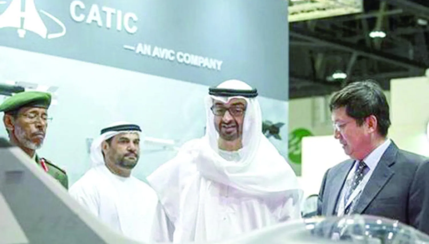 الشيخ محمد بن زايد ولي عهد أبوظبي خلال تجوله في معرض آيدكس بأبوظبي في اليوم الأخير (وام)