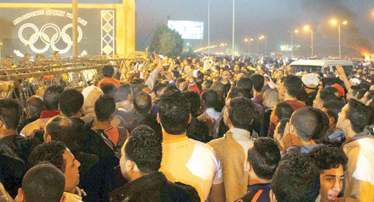 لقطة من مباراة الزمالك وإنبي التي تسببت في إيقاف مسابقة الدوري العام (رويترز)