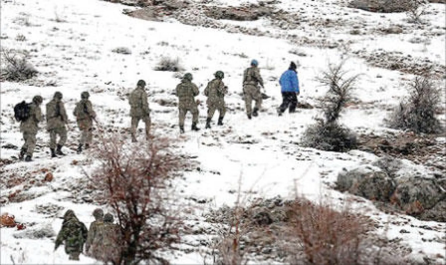 صورة لوكالة الأناضول لفريق استطلاع تركي يبحث عن الطائرتين اللتين سقطتا وسط البلاد أول من أمس