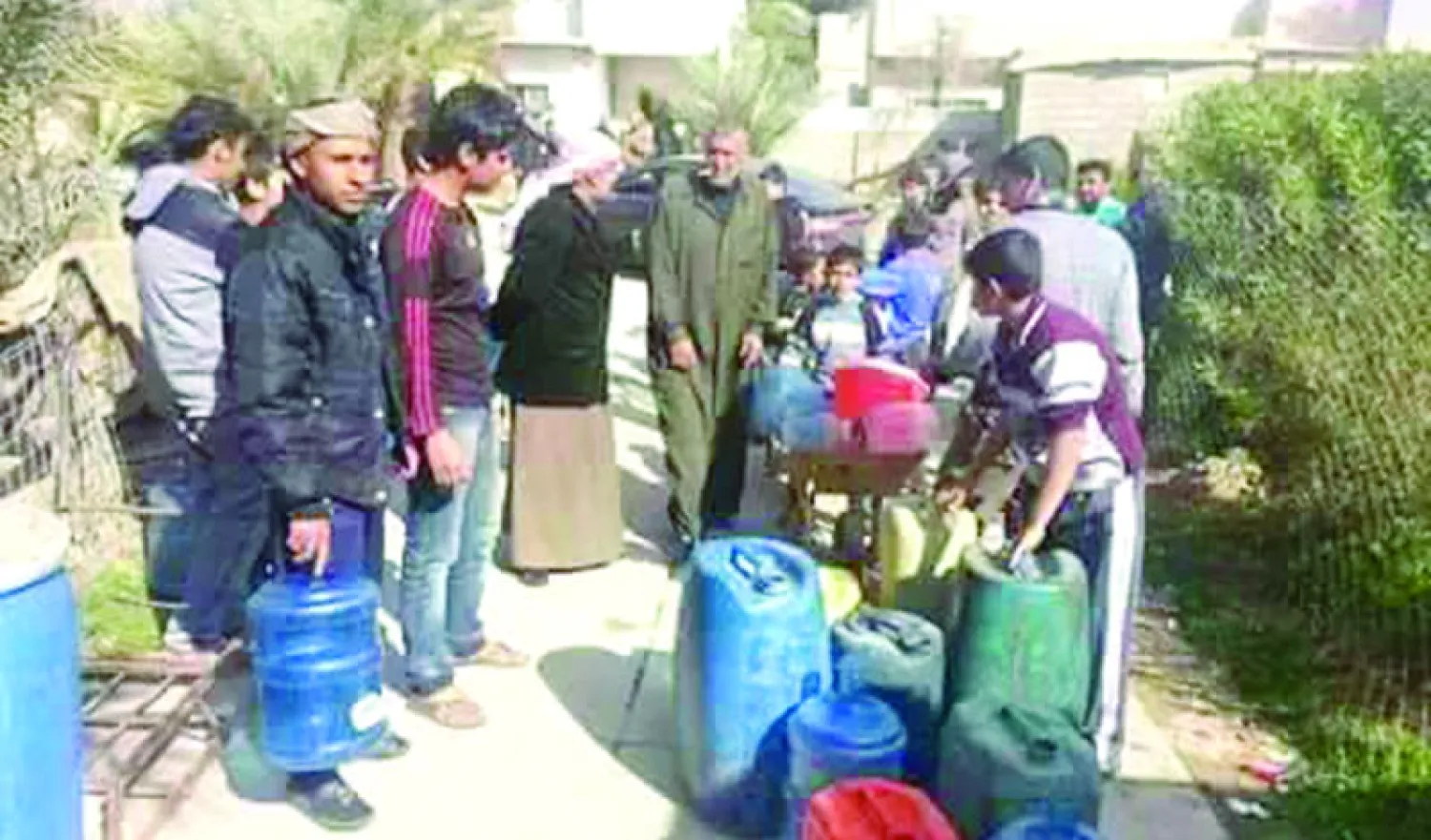 حشود من أهالي بلدة البغدادي يحاولون الحصول على مياه الشرب («الشرق الأوسط»)
