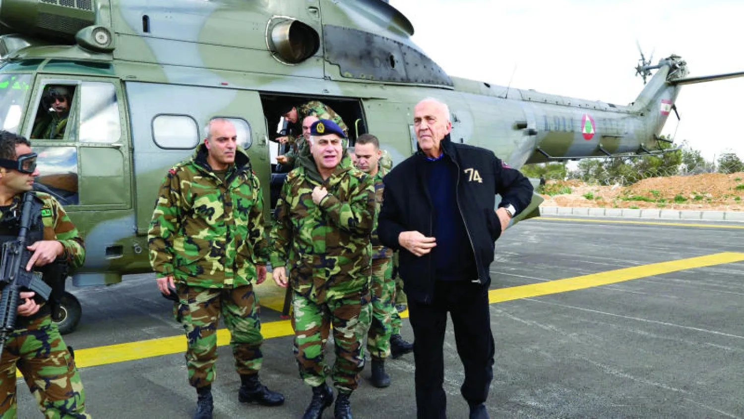 وزير الدفاع اللبناني سمير مقبل  يصل الى نقطة للجيش شرق لبنان مع الحدود السورية أمس (غيتي)