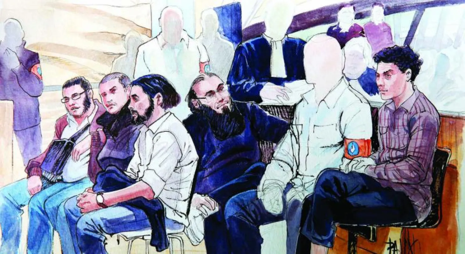 رسم لمسؤول جماعة «الشريعة» فؤاد بلقاسم (وسط) الصادر ضده حكم بالسجن 12 عاما وغرامة 30 ألف يورو من المحكمة الجنائية في مدينة أنتويرب (أ.ف.ب)