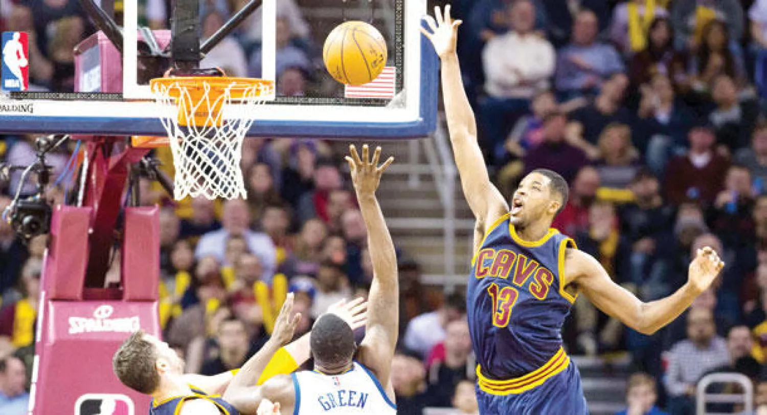 جانب من مباراة غولدن ستايت مع كليفلاند في «الدوري الأميركي للمحترفين»