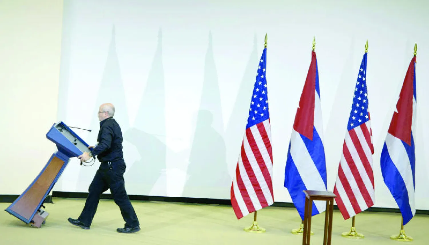 إبعاد منصة الخطابات بعد انتهاء المؤتمر الصحافي بخصوص التطبيع الأميركي - الكوبي في مقر الخارجية الأميركية بواشنطن مساء أول من أمس (أ.ف.ب)