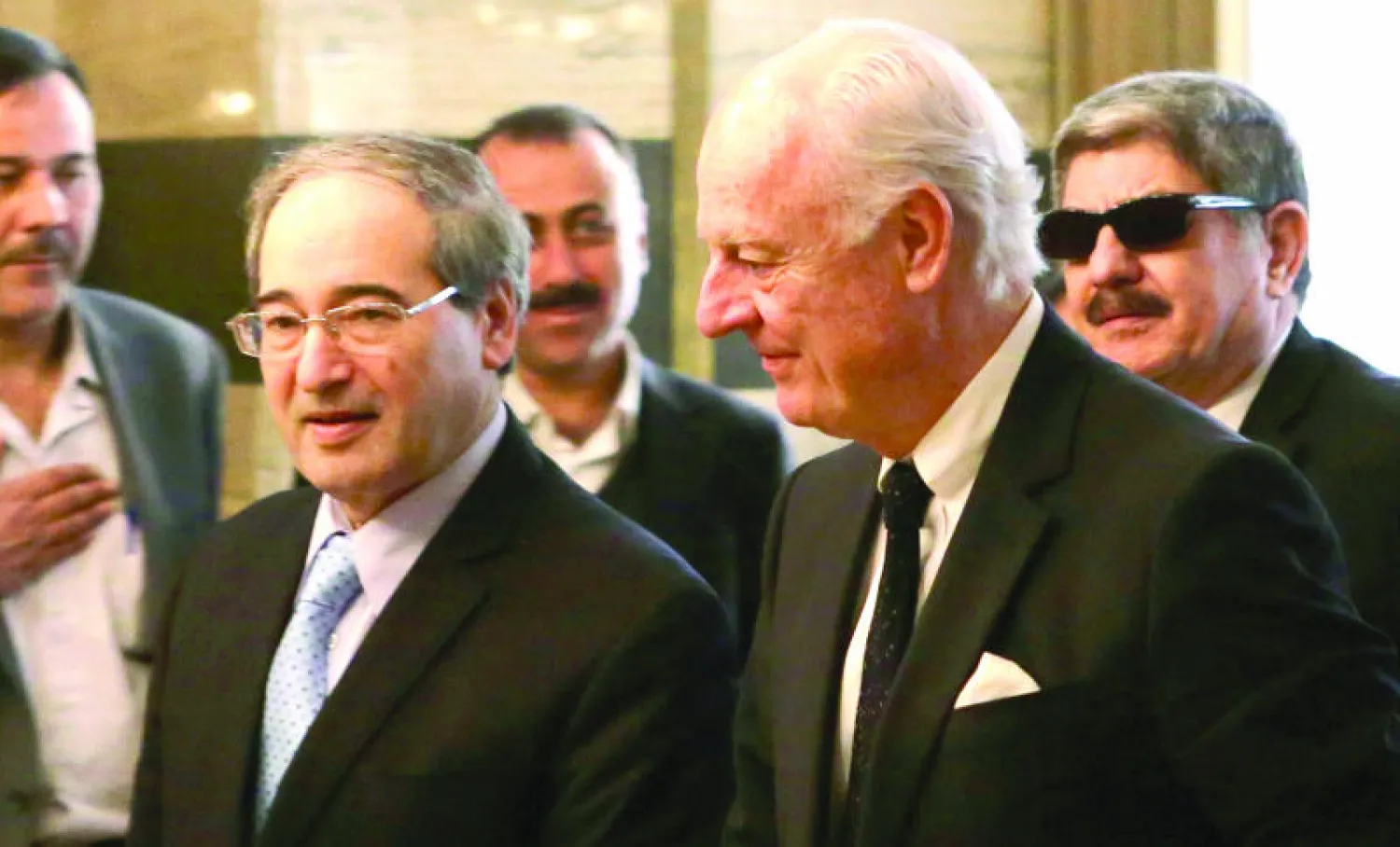 نائب وزير الخارجية السوري فيصل مقداد أثناء لقائه المبعوث الدولي دي ميستورا في دمشق أمس (أ.ف.ب)