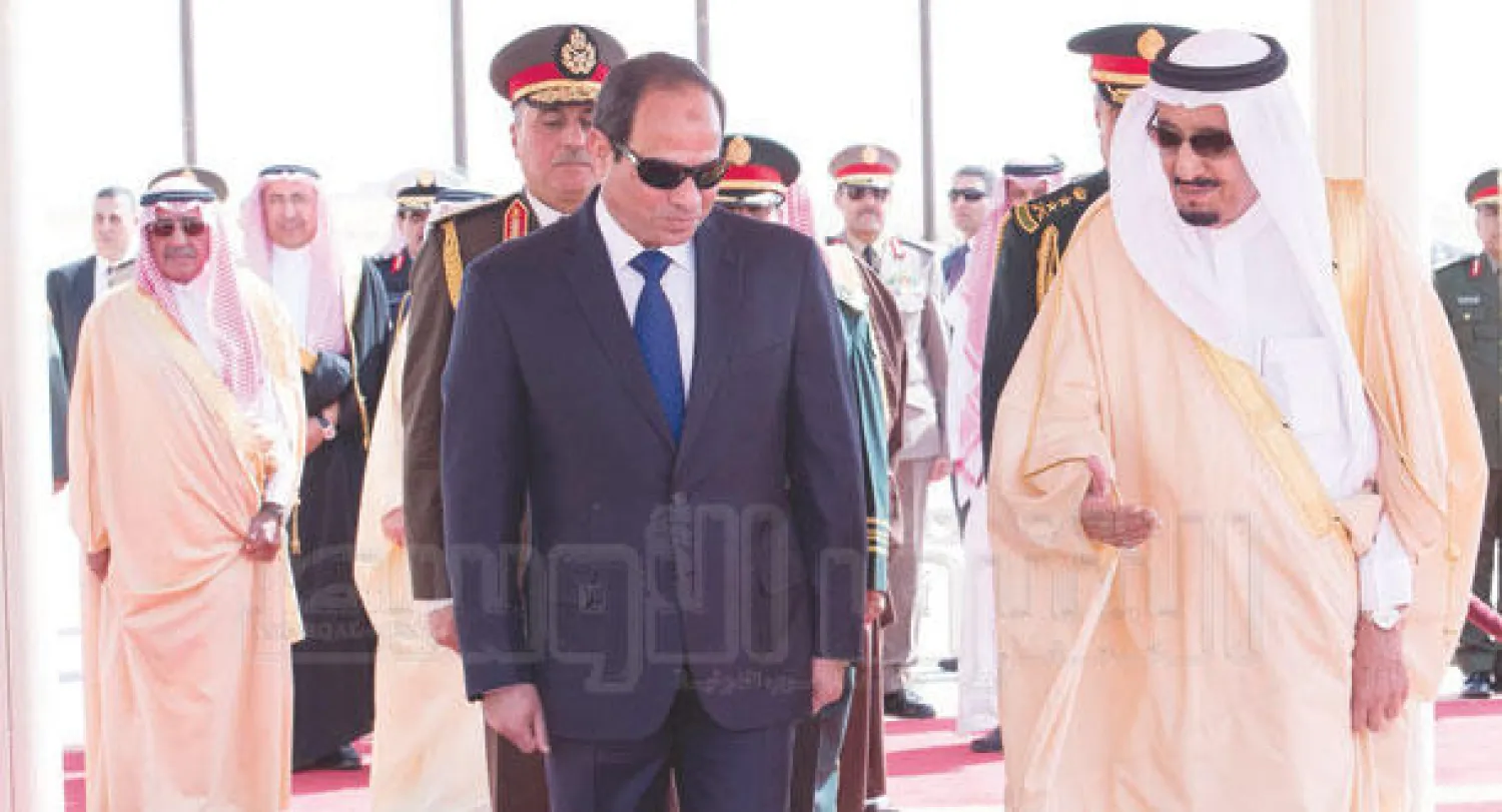 خادم الحرمين الشريفين لدى استقباله الرئيس المصري في مطار الملك خالد الدولي بالرياض أمس (تصوير بندر الجلعود)