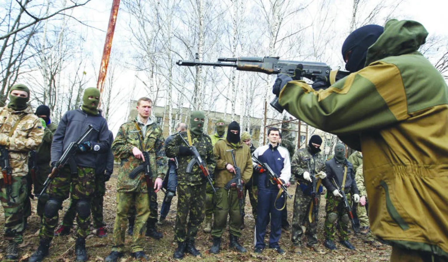 متطوعون أوكرانيون يتدربون على أسلحة رشاشة في كييف أمس (أ. ف. ب)