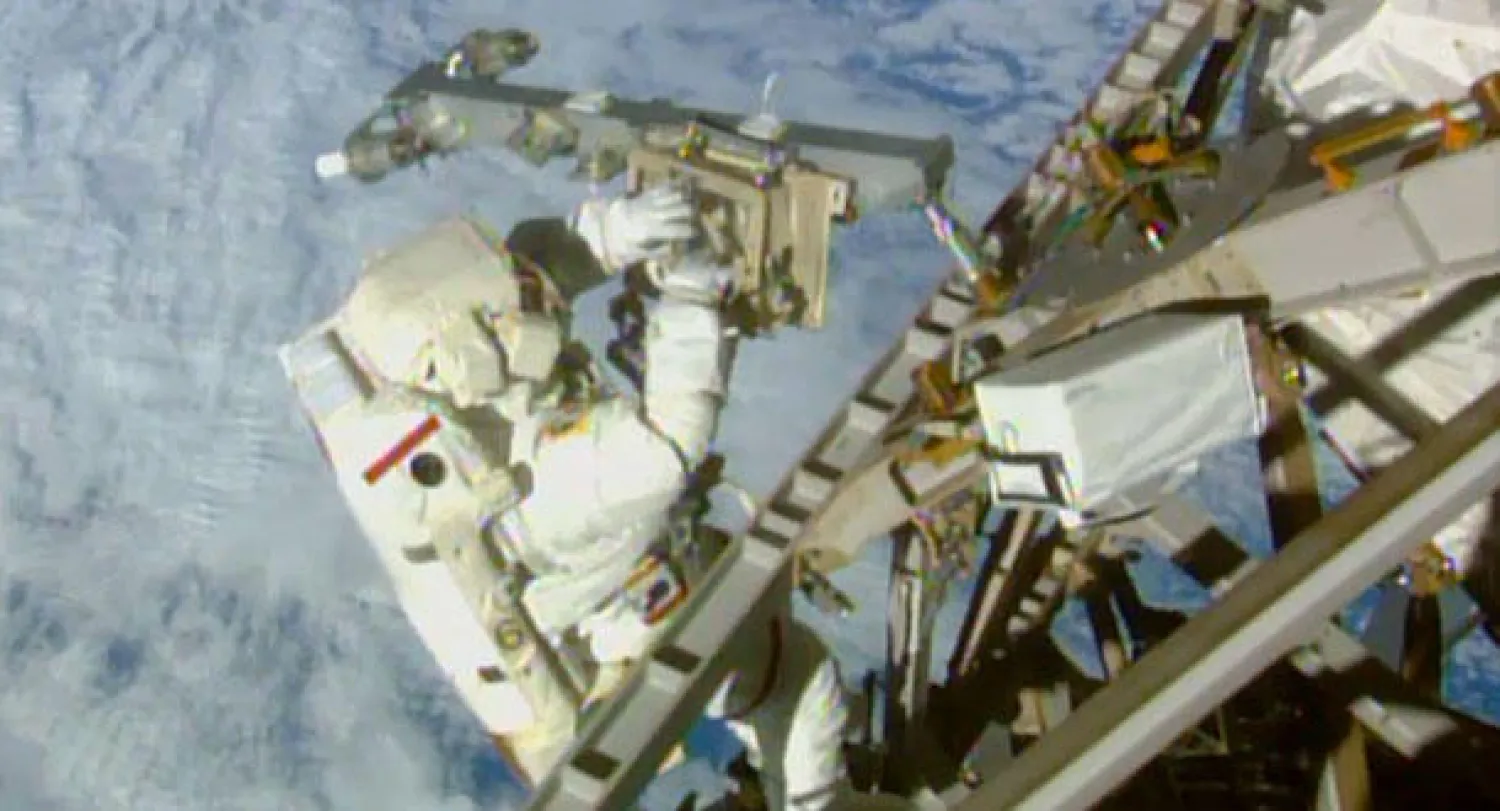 بدء عملية سير في الفضاء لتجهيز المحطة الدولية (أ.ب)