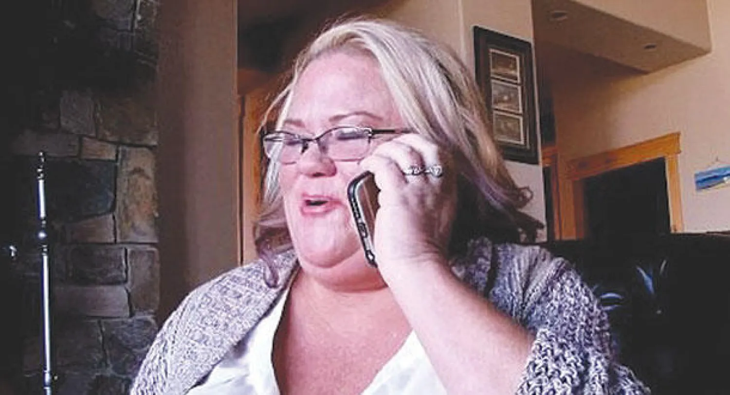 سارة تتحدث مع حبيبها عبر الهاتف لساعات