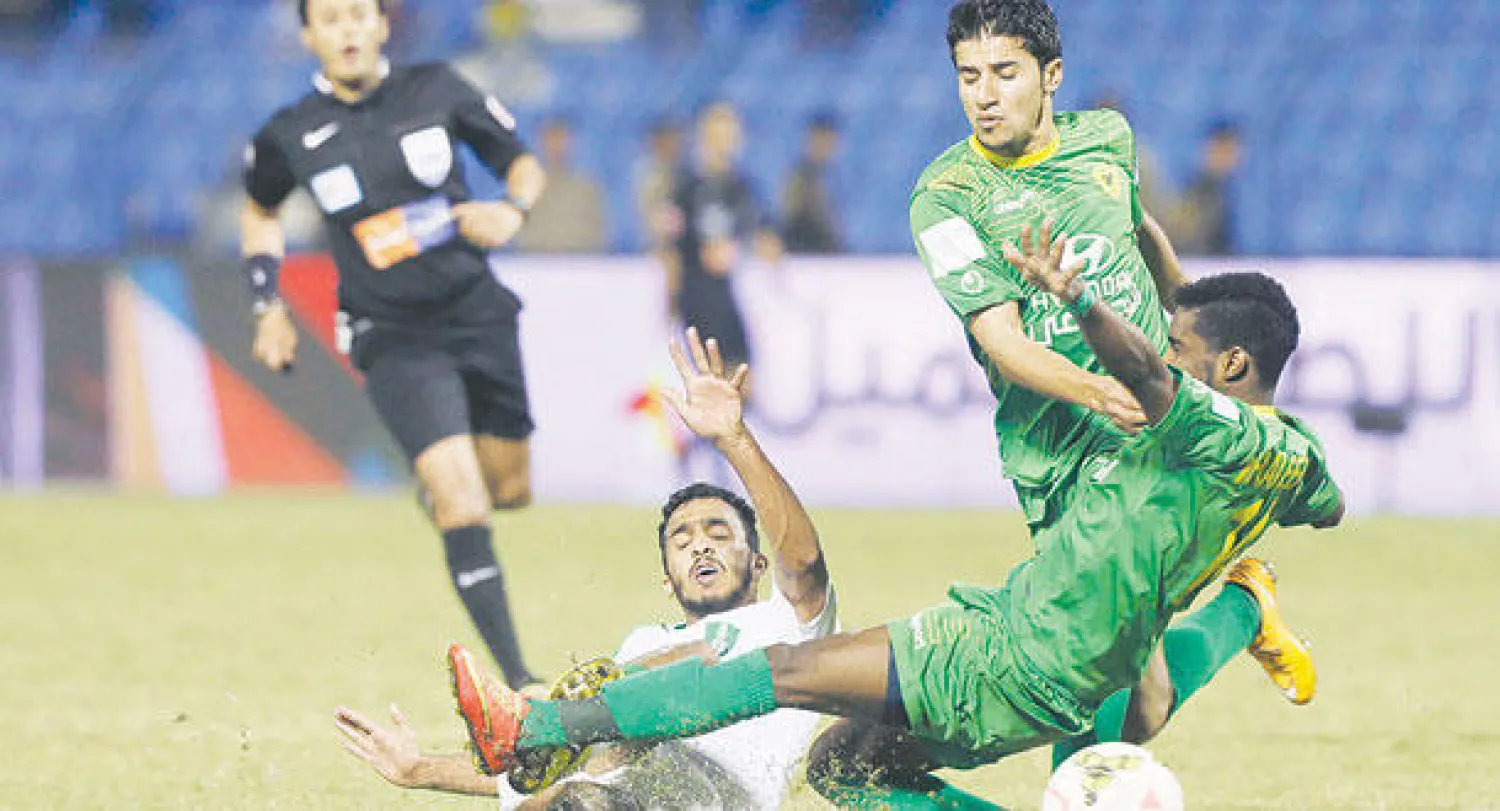 من مباراة الخليج أمام الأهلي أول من أمس (تصوير: عيسى الدبيسي)