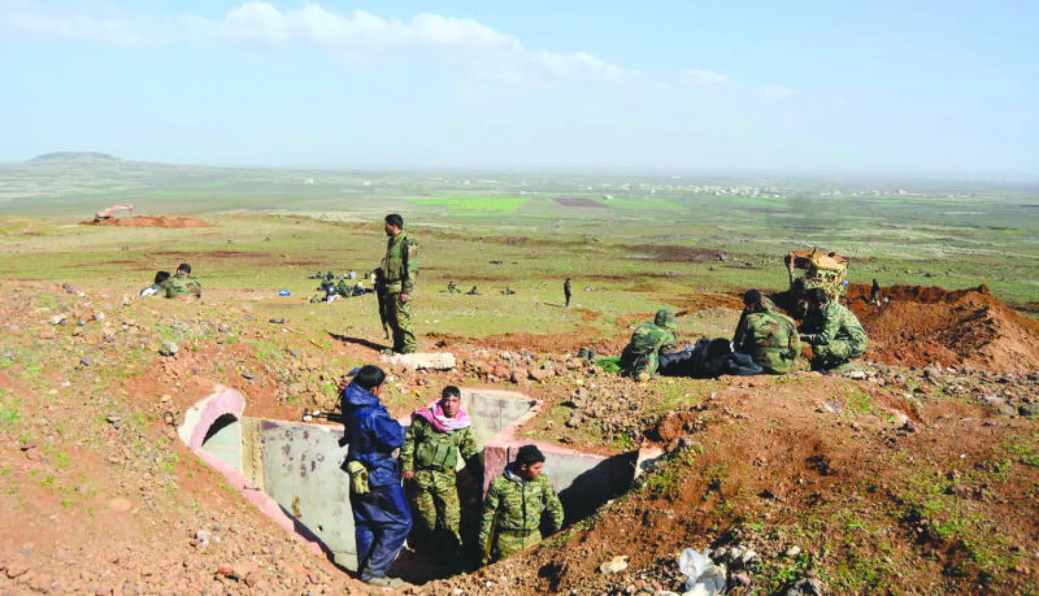 مقاتلون موالون للنظام السوري يحتمون بأنفاق في تل فاطمة بريف درعا حيث تدور معارك بمساعدة «حزب الله» وإيران