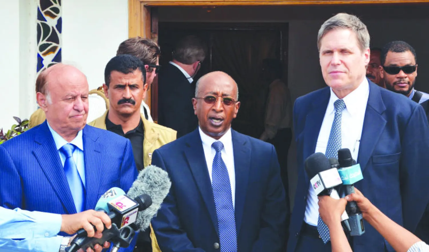 الرئيس هادي والسفير الاميركي ماثيو تويلر يتحدثان للصحافيين عقب لقائهما في عدن أمس (إ.ب.أ)