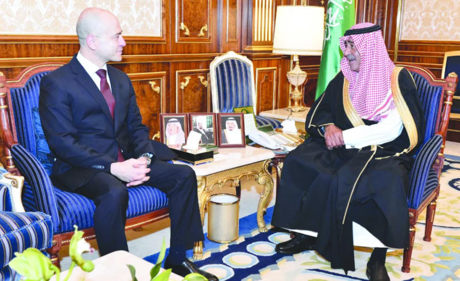 الأمير مقرن بن عبد العزيز ولي العهد لدى لقائه السفير اللبناني لدى السعودية في الرياض أمس (واس)