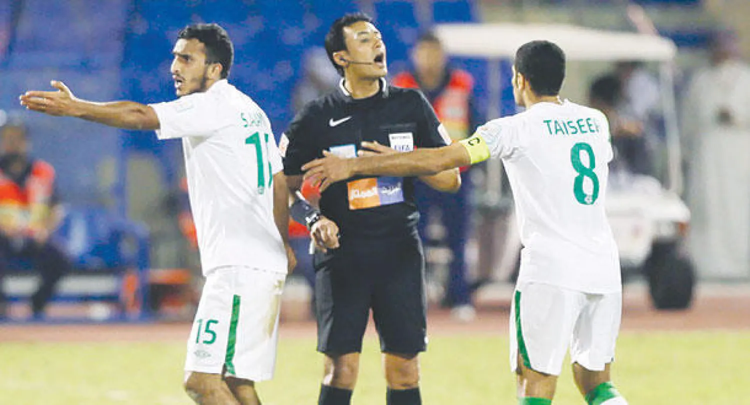 جانب من مباراة الخليج والأهلي التي أدارها الحكم مرعي عواجي (تصوير: عيسى الدبيسي)