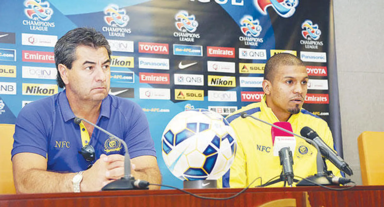 داسيلفا ومحمد حسين خلال المؤتمر الصحافي أمس (تصوير: عبد العزيز النومان)