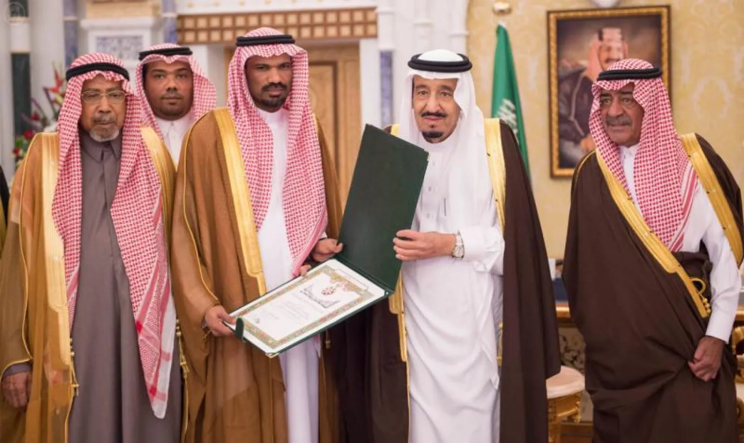 خادم الحرمين الشريفين خلال استقباله الدبلوماسي عبد الله الخالدي ووالده وشقيقه حيث قلّده وسام الملك عبد العزيز من الدرجة الثالثة بحضور ولي العهد الأمير مقرن بن عبد العزيز (واس)