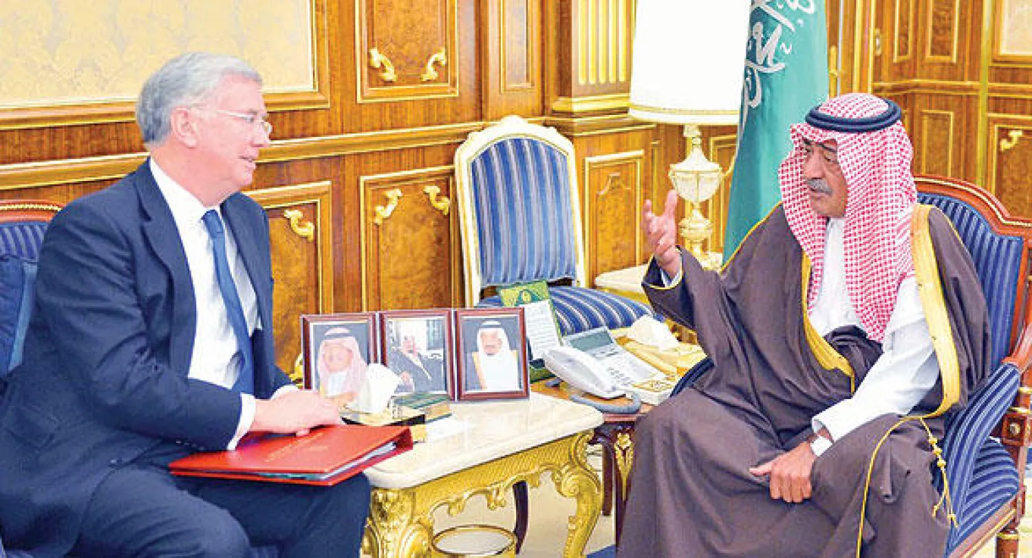 الأمير مقرن بن عبد العزيز ولي العهد السعودي لدى لقائه وزير الدفاع البريطاني (واس)
