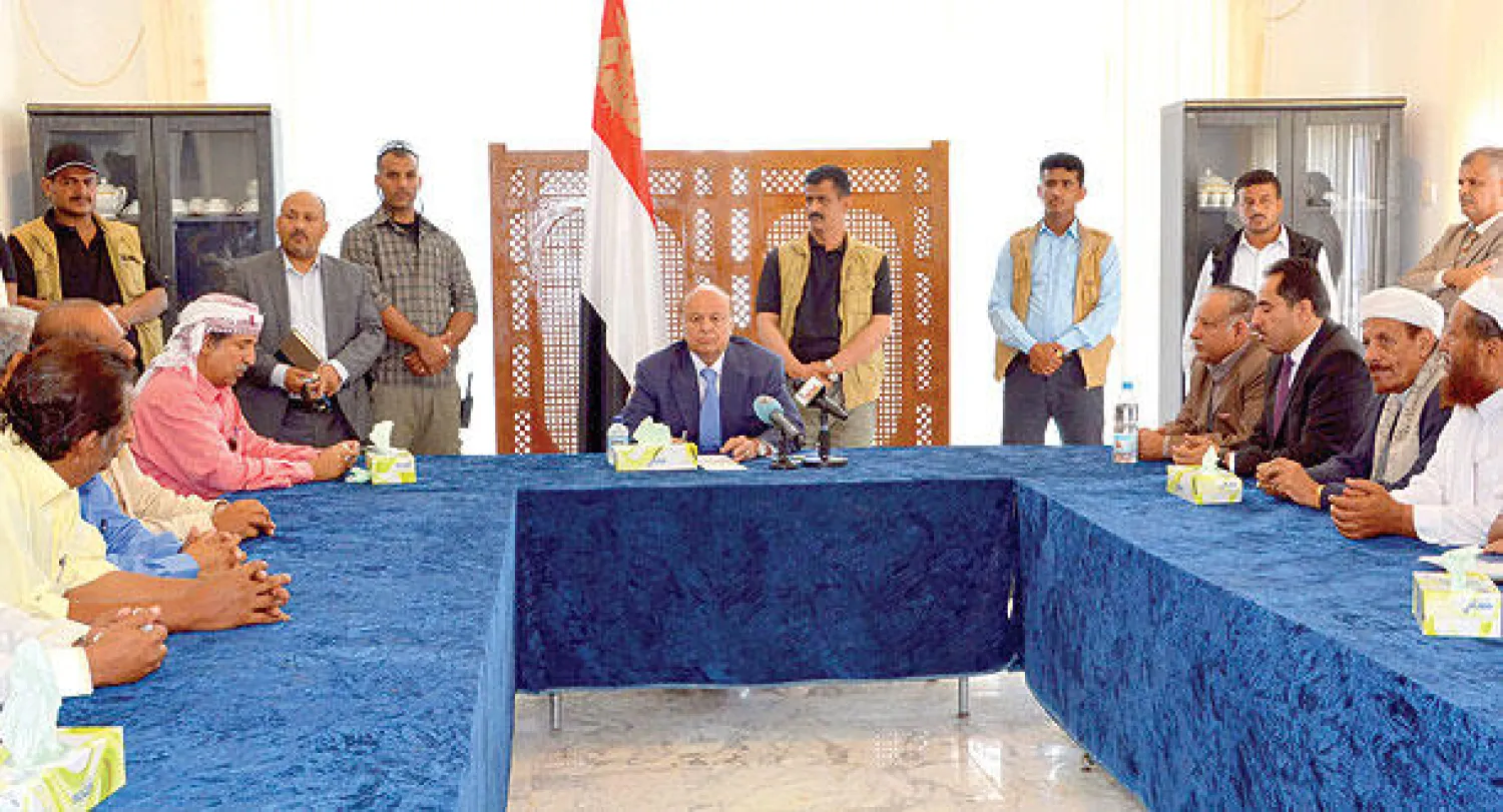 الرئيس اليمني عبد ربه منصور هادي لدى اجتماعه بمسؤولين من حكومته في عدن أمس (إ.ب.أ)
