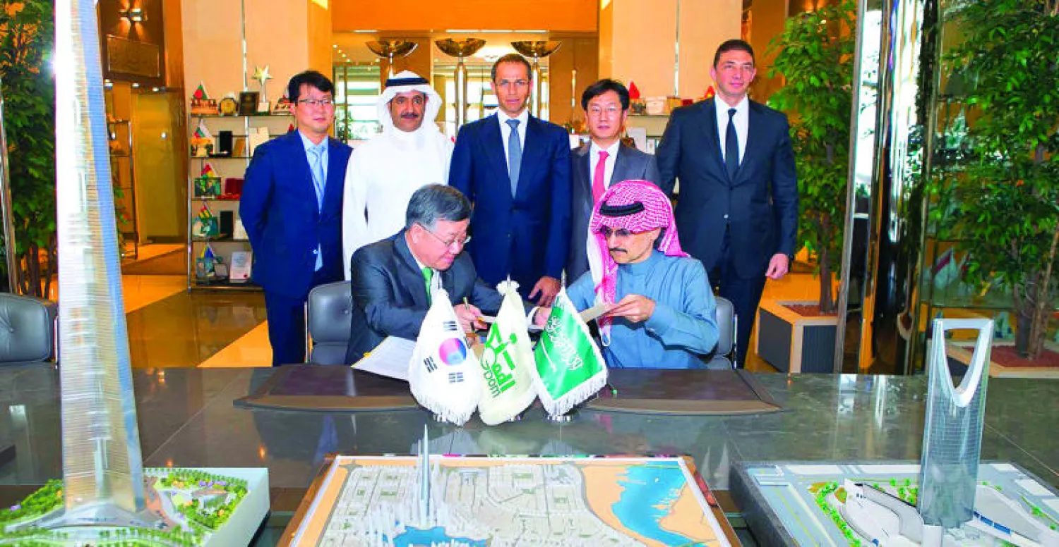 الوليد بن طلال مع آن رئيس مجلس إدارة صندوق كوريا السيادي («الشرق الأوسط»)