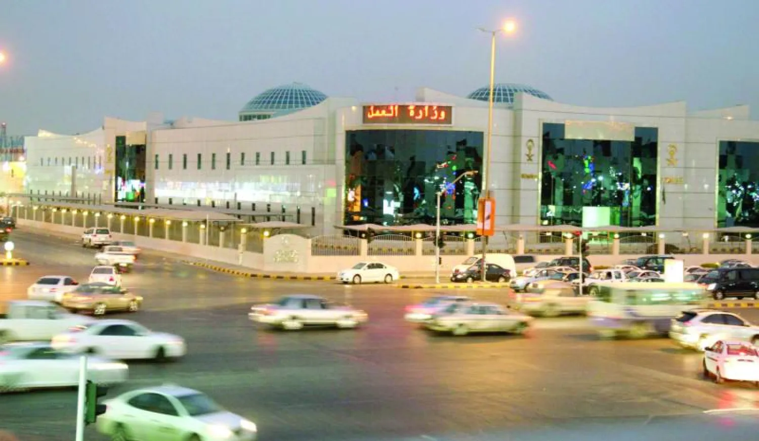 وزارة العمل السعودية ألزمت شركات ومكاتب الاستقدام بالكشف عن تكاليف الاستقدام إلكترونيا («الشرق الأوسط»)