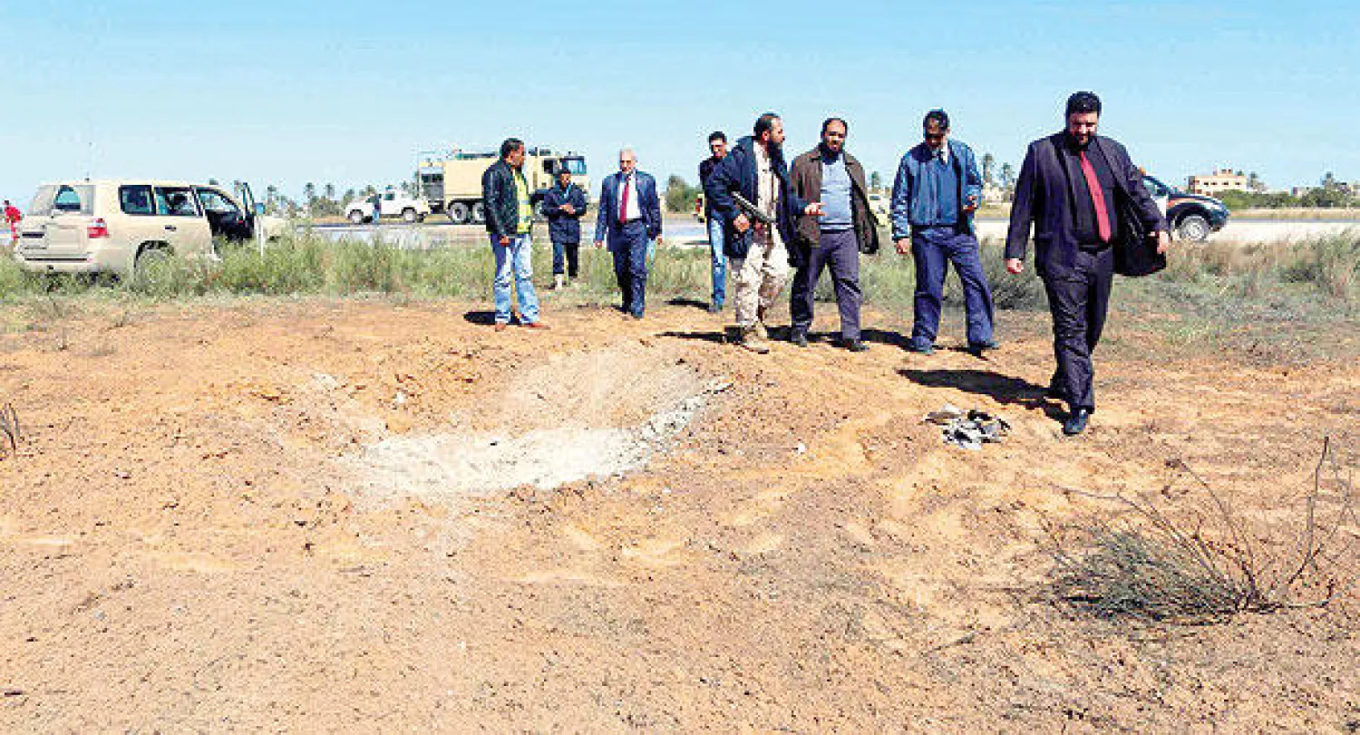 مسافرون ينتظرون إنهاء إجراءاتهم في مطار طرابلس الذي تسيطر عليه ميليشيا {فجر ليبيا} (أ.ف.ب)