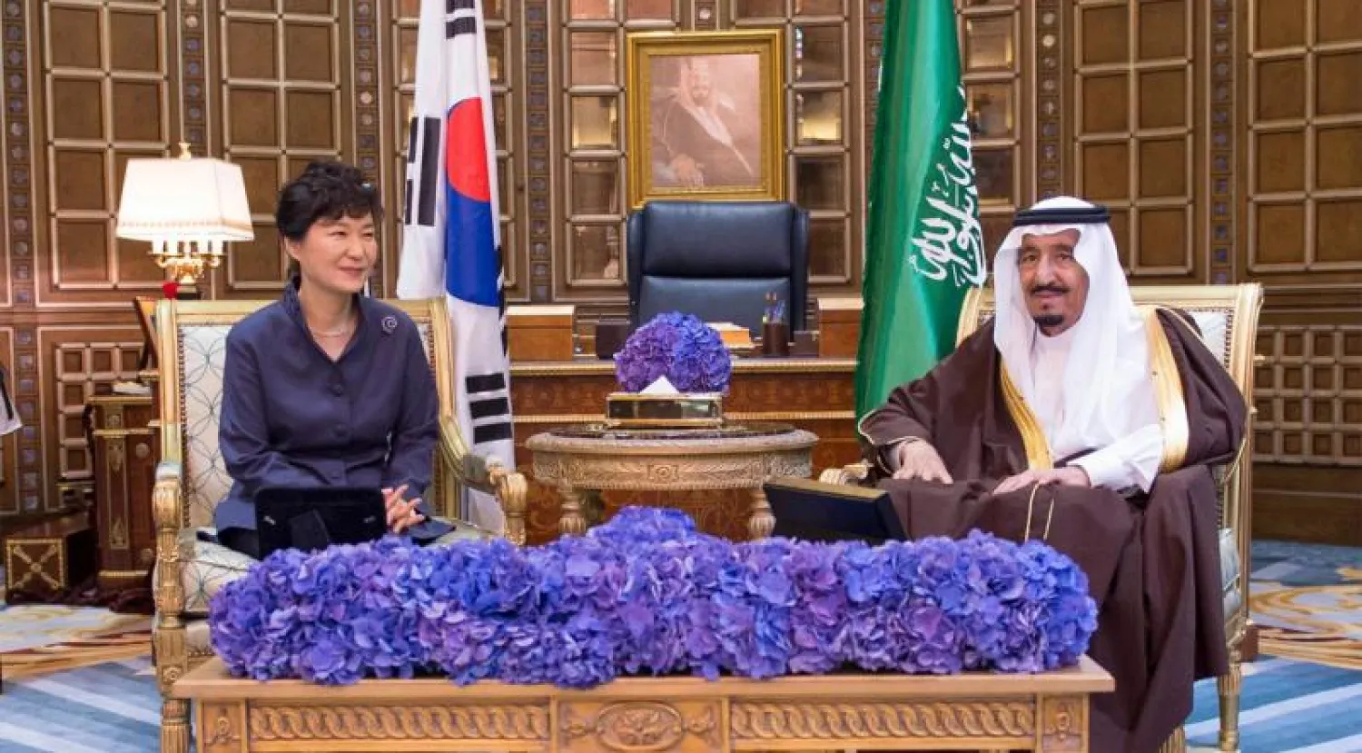 خادم الحرمين يستعرض العلاقات الثنائية وأوجه التعاون مع رئيسة كوريا الجنوبية