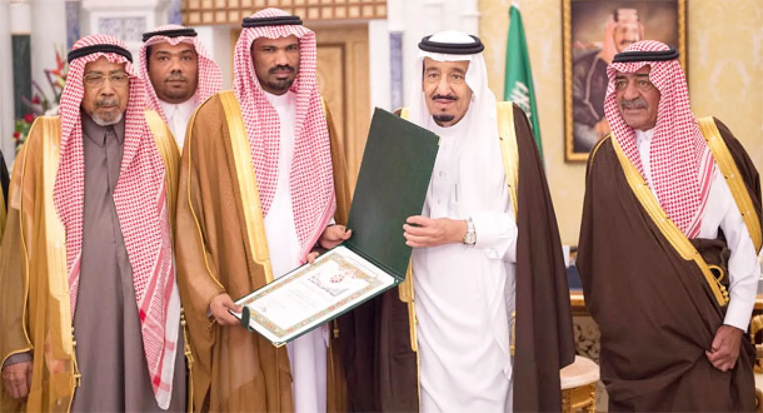 خادم الحرمين يقلد القنصل السعودي المحرر وسام الملك عبد العزيز من الدرجة الثالثة