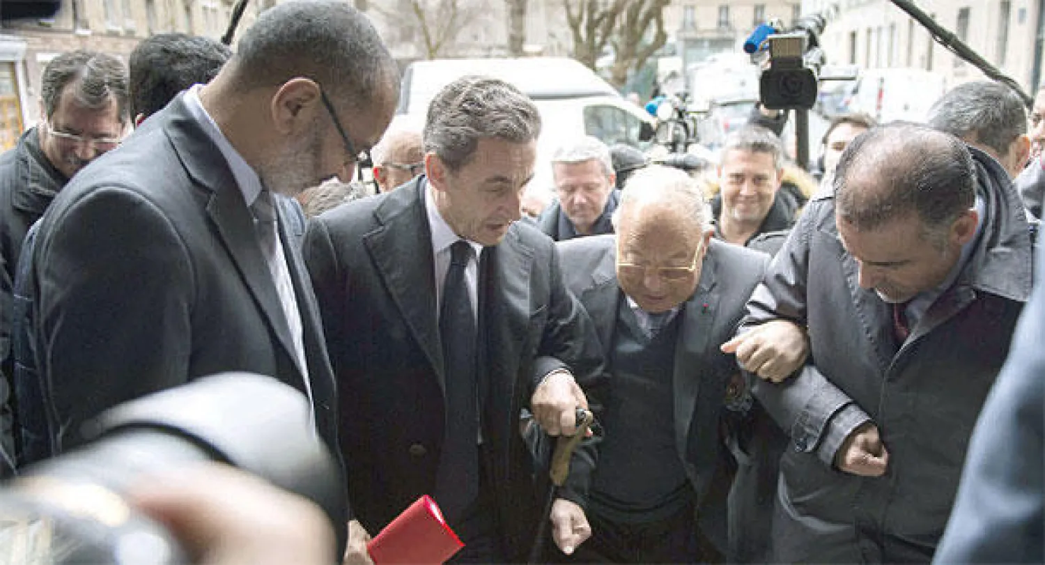 رئيس المجلس الفرنسي - الإسلامي دليل بوبكر يستقبل الرئيس الفرنسي السابق ساركوزي في جامع باريس الكبير أمس (أ.ف.ب)