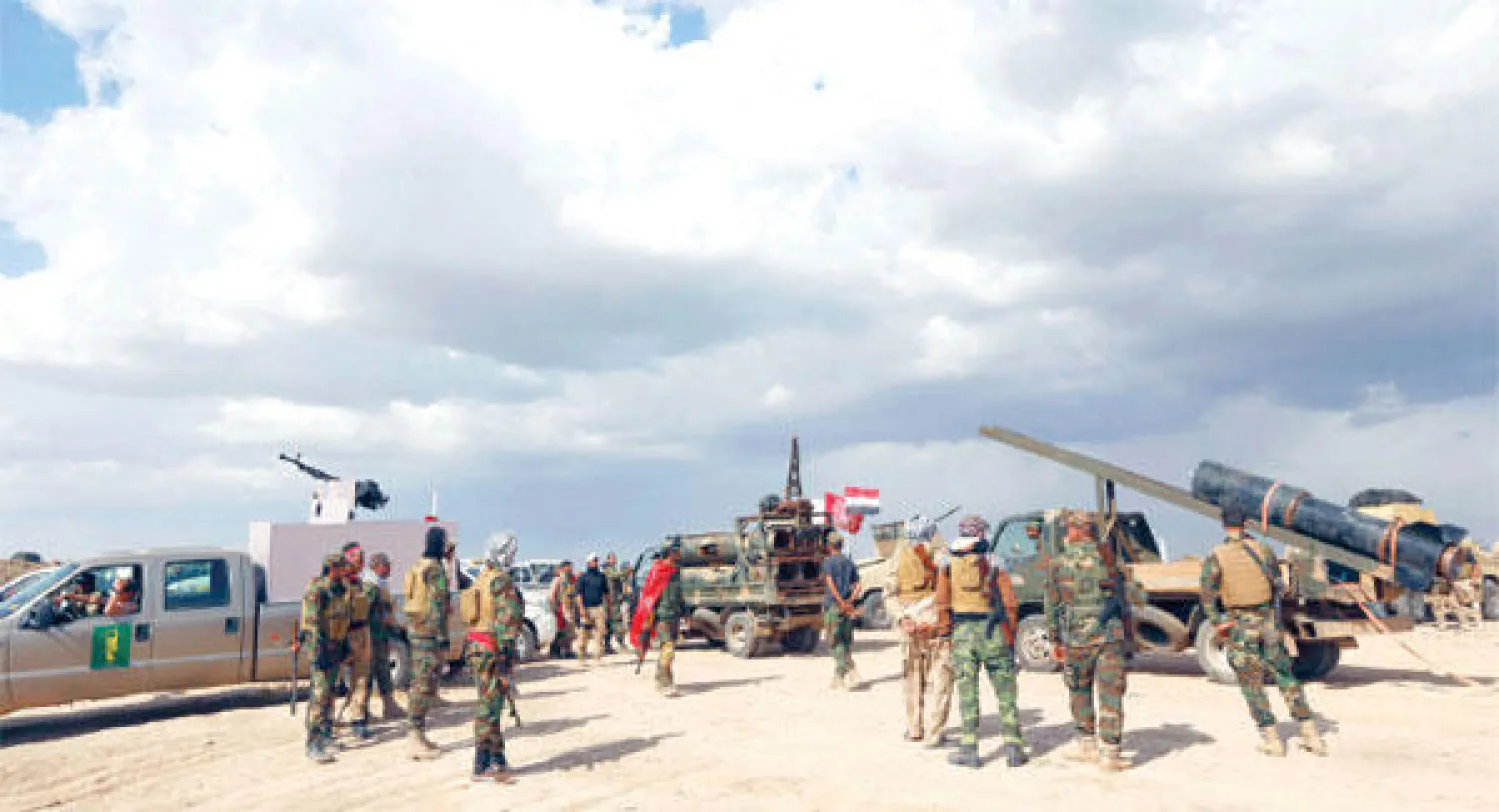 عناصر أمن ومتطوعون في «الحشد الشعبي» خلال المواجهات مع مسلحي «داعش» في إحدى مناطق محافظة صلاح الدين أمس (رويترز)