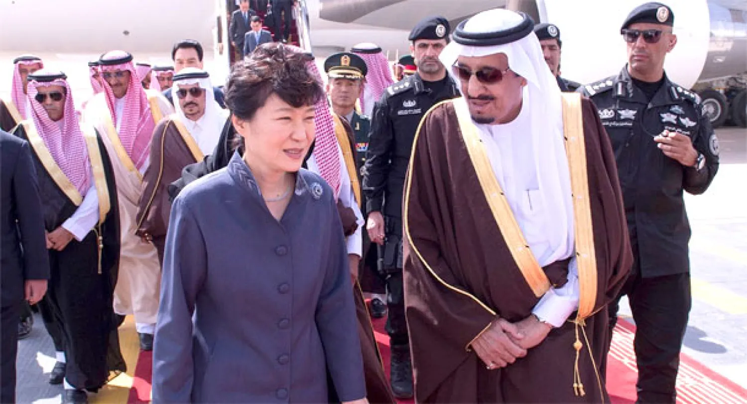 رئيسة كوريا الجنوبية في الرياض وخادم الحرمين في مقدمة مستقبليها