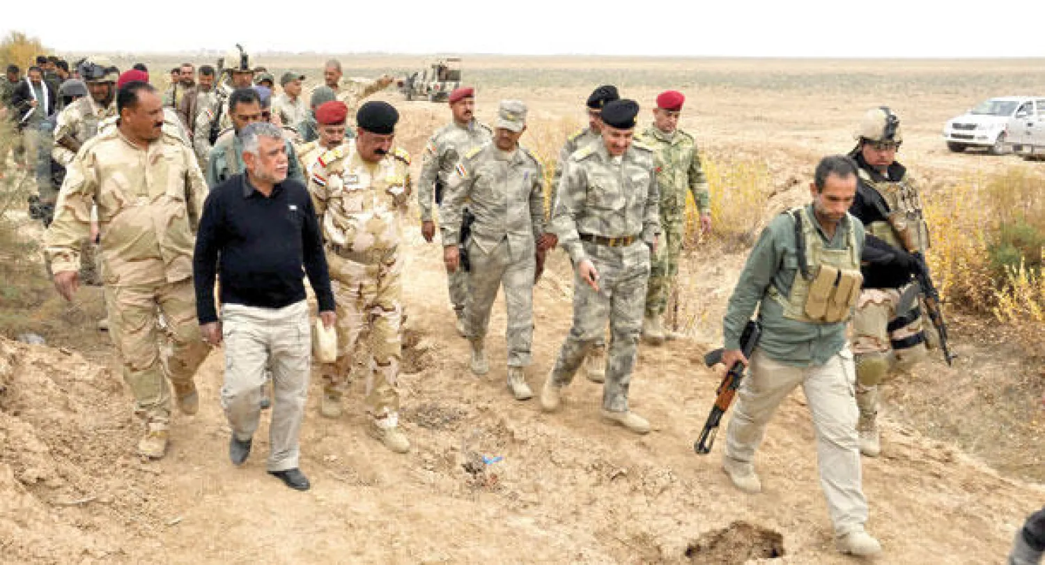 قائد عمليات دجلة الفريق الركن عبد الأمير الزيدي وزعيم منظمة بدر هادي العامري يتفقدان القوات الأمنية المشتركة قرب سامراء أمس (إ.ب.أ)