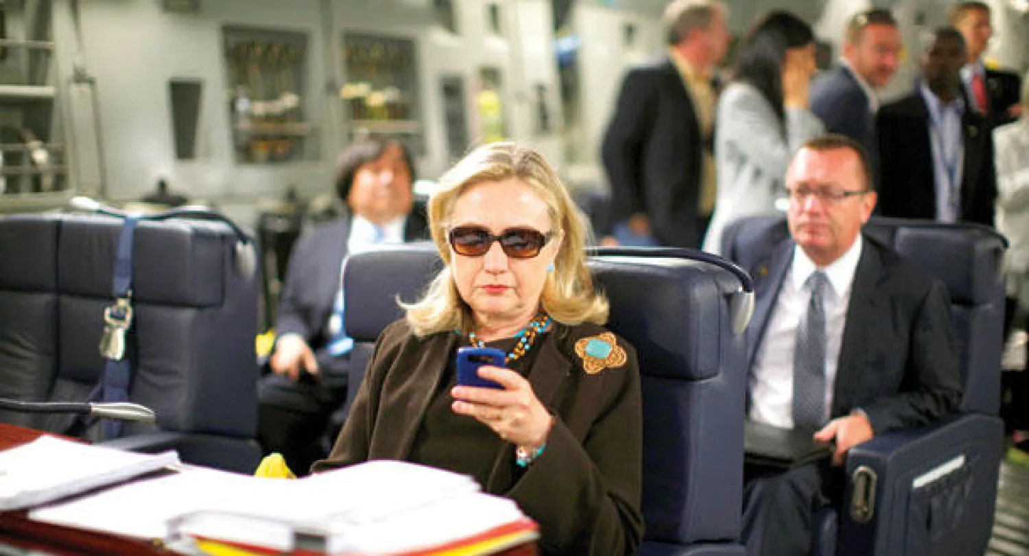 كلينتون تستخدم جهاز البلاك بيري الخاص بها داخل طائرة عسكرية أثناء توجهها إلى مالطا في 18 أكتوبر 2011 (أ.ب)