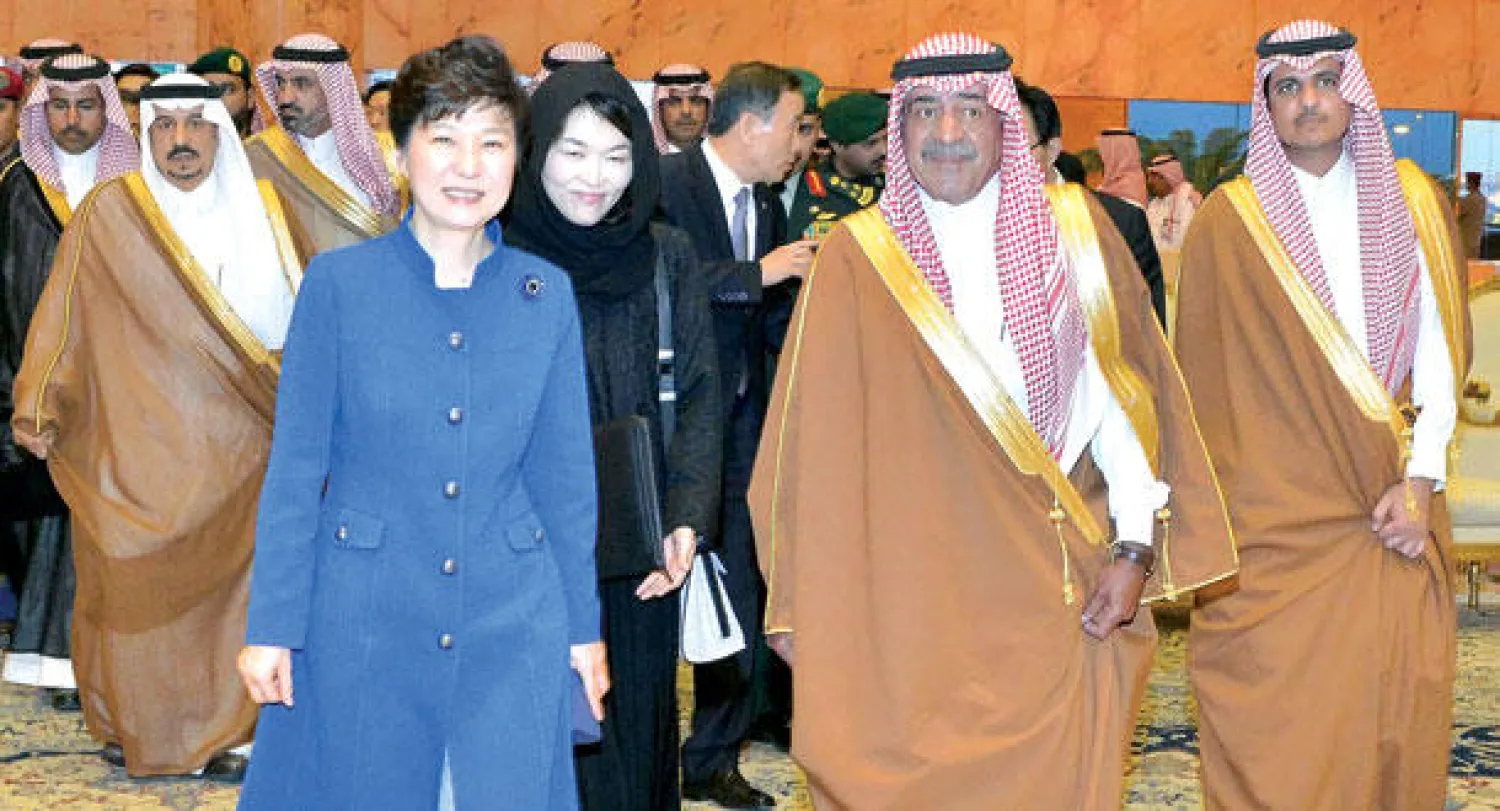 الأمير مقرن بن عبد العزيز لدى وداعه الرئيسة الكورية في مطار الملك خالد الدولي بالرياضأمس (واس)