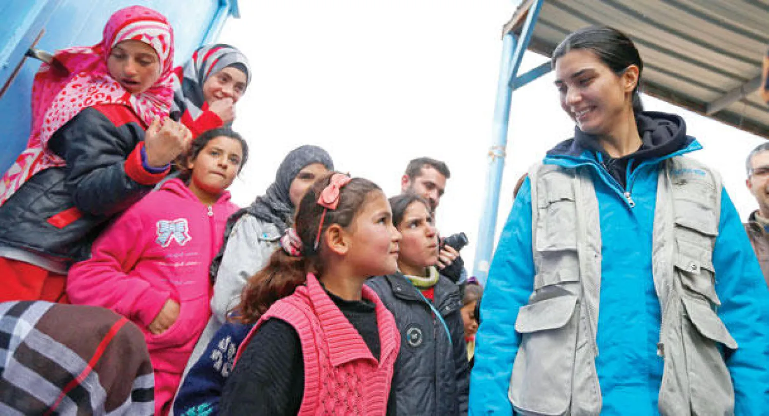 الممثلة التركية توبا بايوكوستون سفيرة النوايا الحسنة لليونيسيف التقت أطفالا سوريين في مخيم الزعتري بالأردن أمس (رويترز)