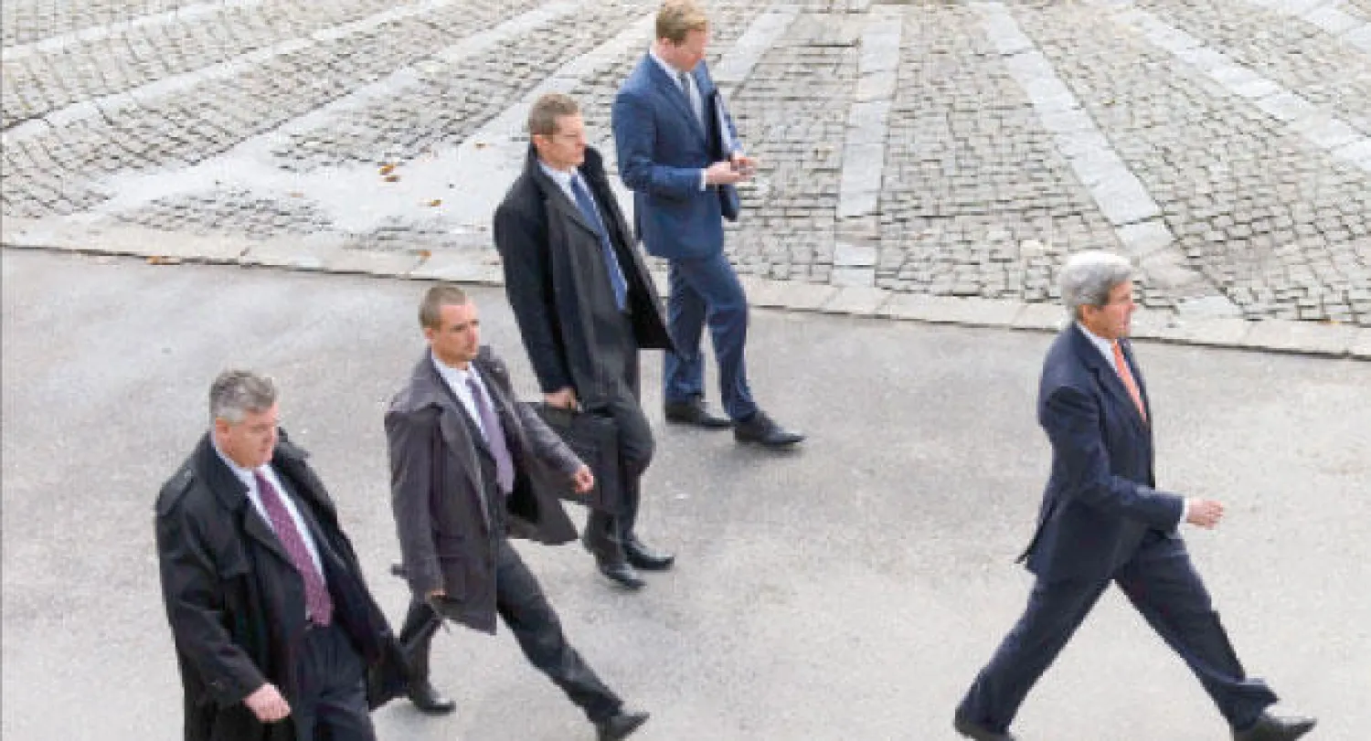 جون كيري وزير الخارجية الأميركي في طريقه مع فريقه لحضور المناقشات مع نظيره الإيراني محمد جواد ظريف في مونترو بسويسرا أمس (إ.ب.أ)