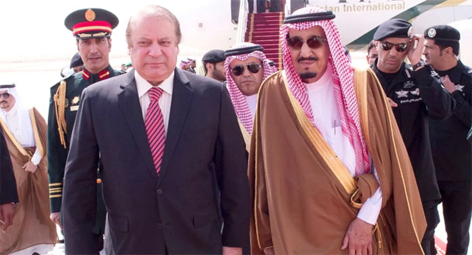 رئيس وزراء باكستان يصل السعودية.. وخادم الحرمين في مقدمة مستقبليه