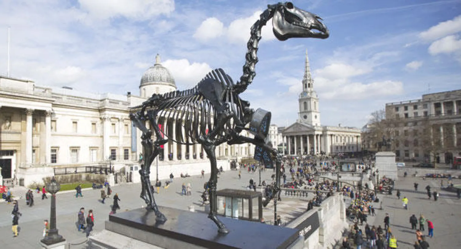 تمثال «الحصان الهدية» اتخذ مكانه على العمود الرابع بساحة الطرف الأغر (أ.ف.ب)