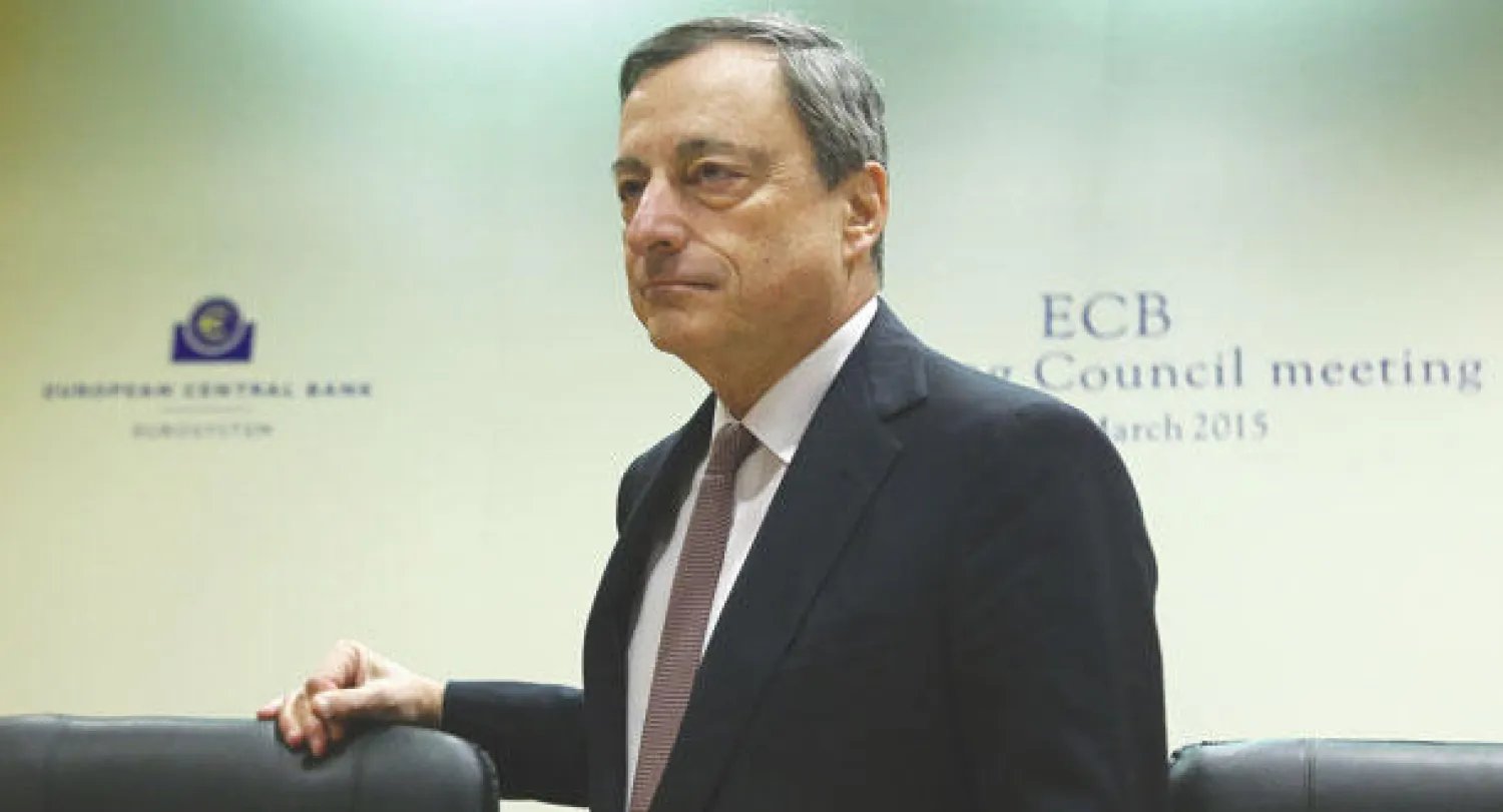 رئيس البنك المركزي الأوروبي ماريو دراغي قبل مؤتمره الصحافي أمس (أ.ب)