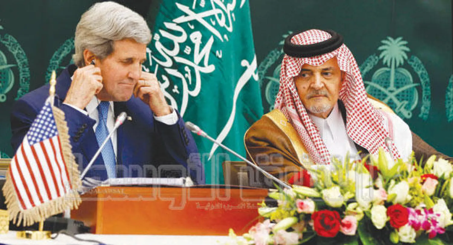 الأمير سعود الفيصل وإلى جواره وزير الخارجية الأميركي خلال المؤتمر الصحافي الذي جمعهما في الرياض أمس (تصوير: عبد الله الشيخي)