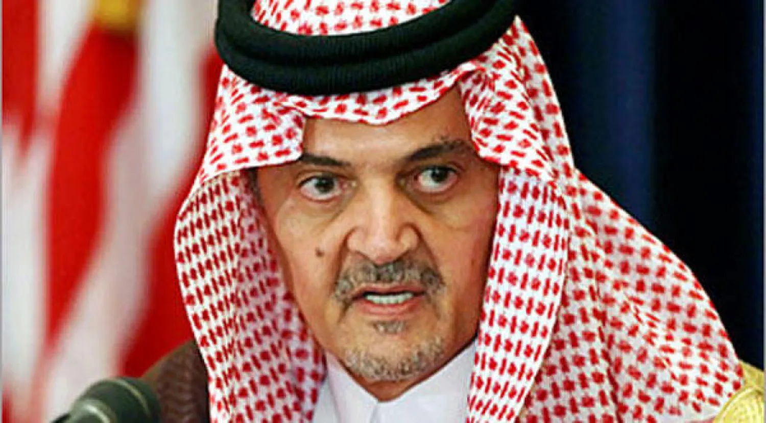 الفيصل مازح الصحافيين وهو يتكئ على عكازه: من يريد أن يسابقني؟